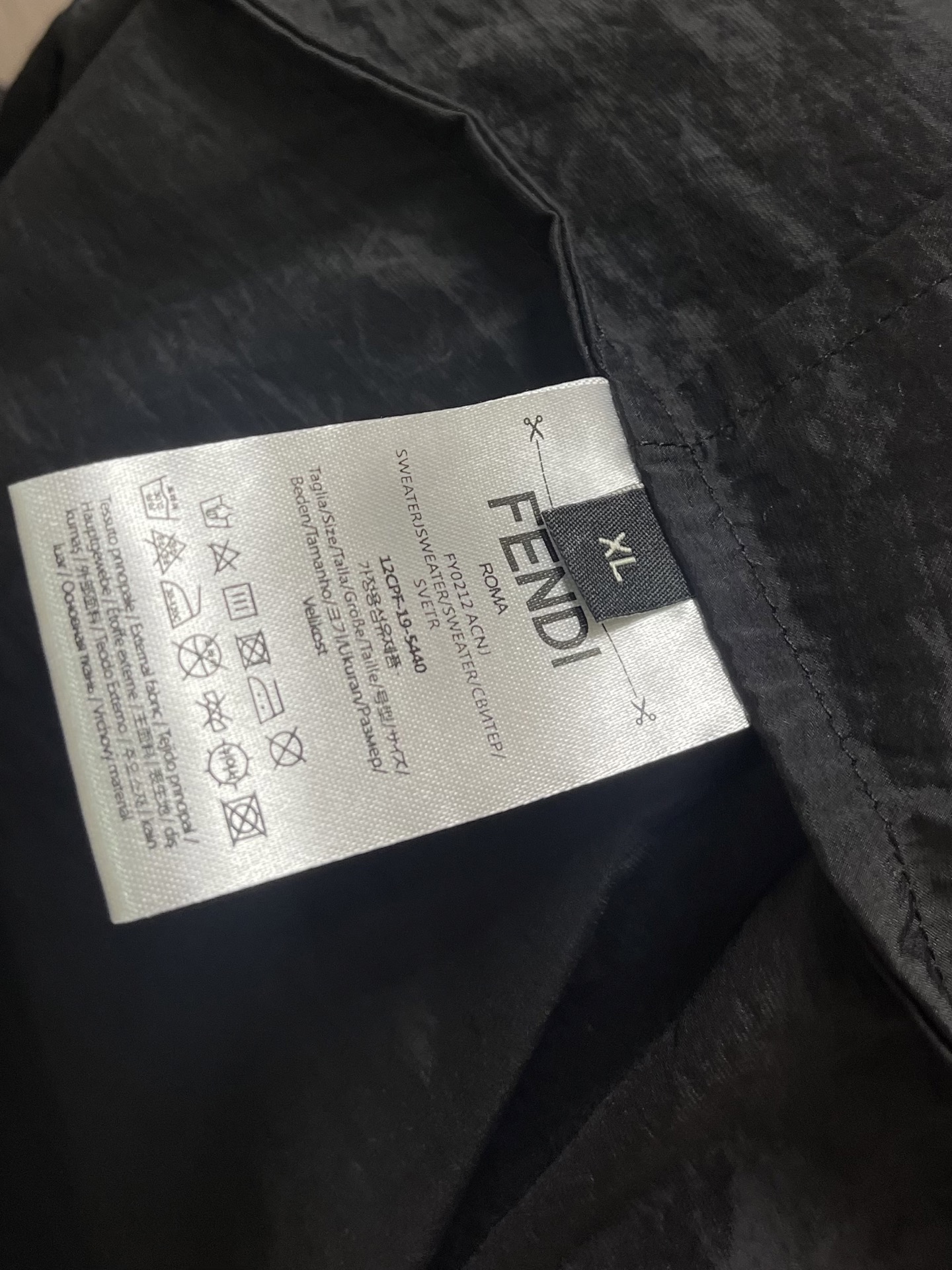 Fendi 2026ss早秋系列连帽夹克马甲，结构性剪裁的设计改变来展现男士多样的形象变化，修身利落、剪