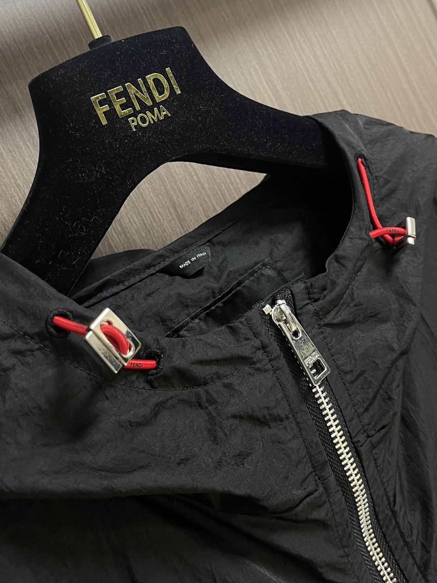 Fendi 2026ss早秋系列连帽夹克马甲，结构性剪裁的设计改变来展现男士多样的形象变化，修身利落、剪