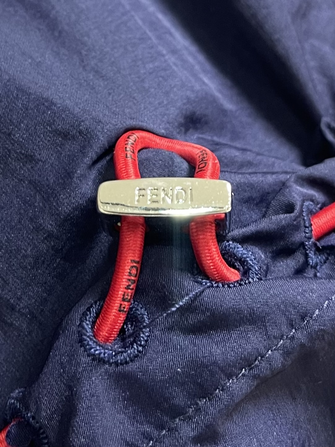Fendi 2026ss早秋系列连帽夹克马甲，结构性剪裁的设计改变来展现男士多样的形象变化，修身利落、剪