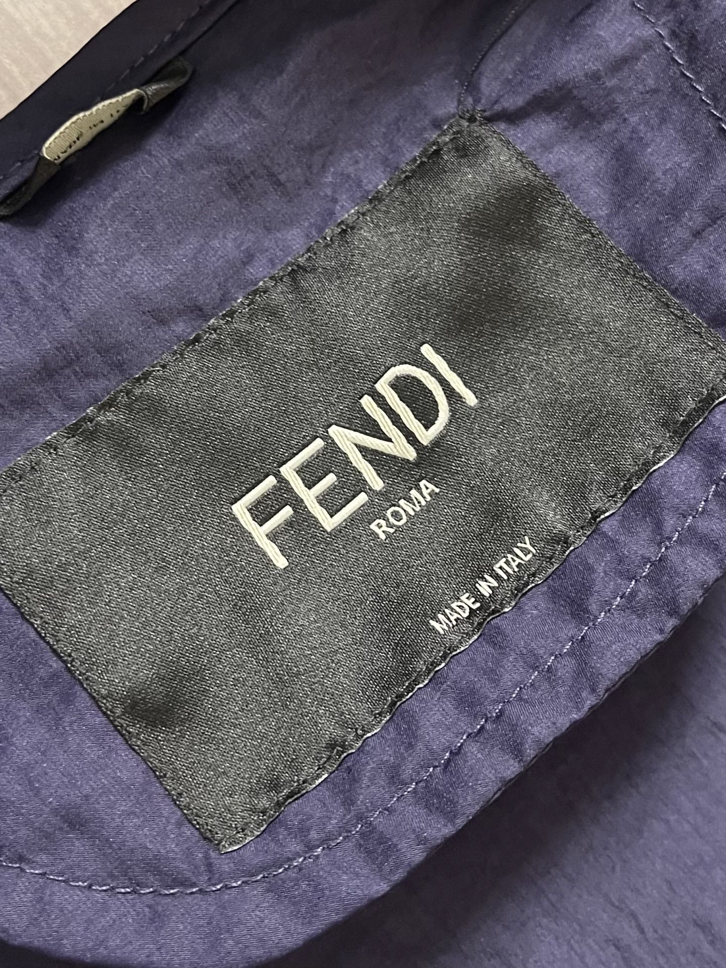 Fendi 2026ss早秋系列连帽夹克马甲，结构性剪裁的设计改变来展现男士多样的形象变化，修身利落、剪