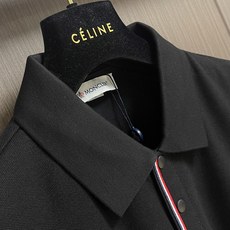 MONCLER 标识贴片棉质短袖Polo,这款MONCLER标识贴片POLO面料肌理饱满透气,触感干爽亲 MONCLER 标识贴片棉质短袖Polo,这款MONCLER标识贴片POLO面料肌理饱满透气,触感干爽亲