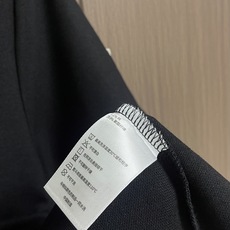 MONCLER 标识贴片棉质短袖Polo,这款MONCLER标识贴片POLO面料肌理饱满透气,触感干爽亲 MONCLER 标识贴片棉质短袖Polo,这款MONCLER标识贴片POLO面料肌理饱满透气,触感干爽亲