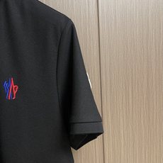 MONCLER 标识贴片棉质短袖Polo,这款MONCLER标识贴片POLO面料肌理饱满透气,触感干爽亲 MONCLER 标识贴片棉质短袖Polo,这款MONCLER标识贴片POLO面料肌理饱满透气,触感干爽亲