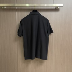 MONCLER 标识贴片棉质短袖Polo,这款MONCLER标识贴片POLO面料肌理饱满透气,触感干爽亲 MONCLER 标识贴片棉质短袖Polo,这款MONCLER标识贴片POLO面料肌理饱满透气,触感干爽亲