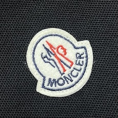 MONCLER 标识贴片棉质短袖Polo,这款MONCLER标识贴片POLO面料肌理饱满透气,触感干爽亲 MONCLER 标识贴片棉质短袖Polo,这款MONCLER标识贴片POLO面料肌理饱满透气,触感干爽亲