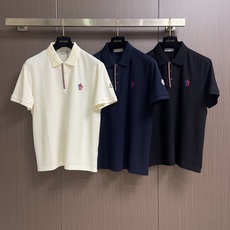 MONCLER 标识贴片棉质短袖Polo,这款MONCLER标识贴片POLO面料肌理饱满透气,触感干爽亲 MONCLER 标识贴片棉质短袖Polo,这款MONCLER标识贴片POLO面料肌理饱满透气,触感干爽亲