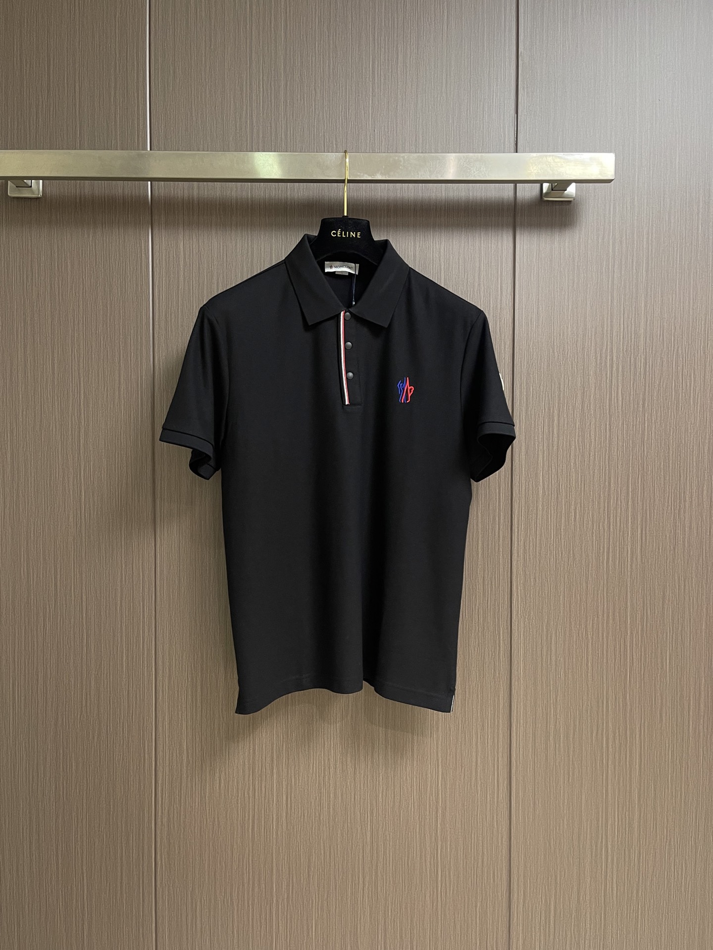 MONCLER 标识贴片棉质短袖Polo，这款MONCLER标识贴片POLO面料肌理饱满透气，触感干爽亲