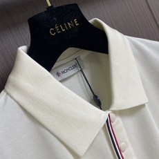 MONCLER 标识贴片棉质短袖Polo,这款MONCLER标识贴片POLO面料肌理饱满透气,触感干爽亲 MONCLER 标识贴片棉质短袖Polo,这款MONCLER标识贴片POLO面料肌理饱满透气,触感干爽亲