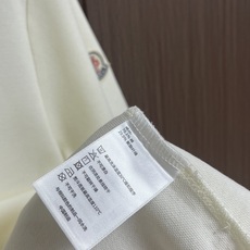 MONCLER 标识贴片棉质短袖Polo,这款MONCLER标识贴片POLO面料肌理饱满透气,触感干爽亲 MONCLER 标识贴片棉质短袖Polo,这款MONCLER标识贴片POLO面料肌理饱满透气,触感干爽亲