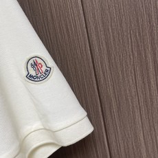 MONCLER 标识贴片棉质短袖Polo,这款MONCLER标识贴片POLO面料肌理饱满透气,触感干爽亲 MONCLER 标识贴片棉质短袖Polo,这款MONCLER标识贴片POLO面料肌理饱满透气,触感干爽亲