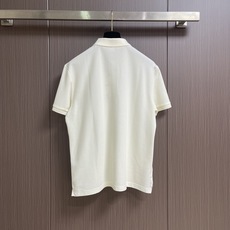 MONCLER 标识贴片棉质短袖Polo,这款MONCLER标识贴片POLO面料肌理饱满透气,触感干爽亲 MONCLER 标识贴片棉质短袖Polo,这款MONCLER标识贴片POLO面料肌理饱满透气,触感干爽亲