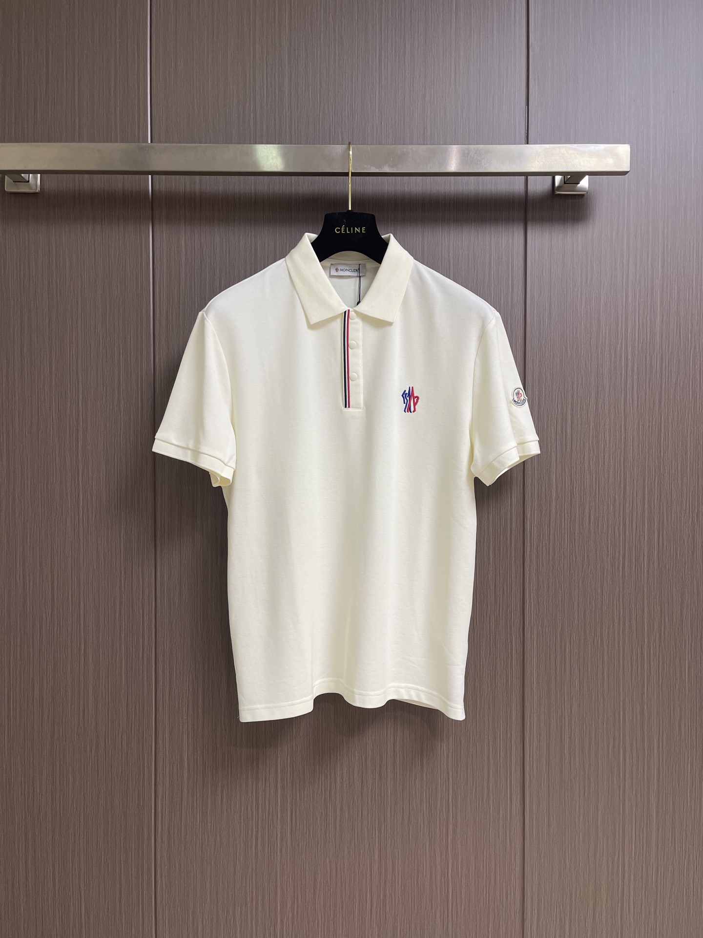MONCLER 标识贴片棉质短袖Polo，这款MONCLER标识贴片POLO面料肌理饱满透气，触感干爽亲