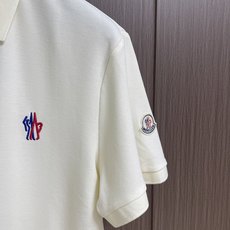 MONCLER 标识贴片棉质短袖Polo,这款MONCLER标识贴片POLO面料肌理饱满透气,触感干爽亲 MONCLER 标识贴片棉质短袖Polo,这款MONCLER标识贴片POLO面料肌理饱满透气,触感干爽亲