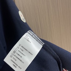 MONCLER 标识贴片棉质短袖Polo,这款MONCLER标识贴片POLO面料肌理饱满透气,触感干爽亲 MONCLER 标识贴片棉质短袖Polo,这款MONCLER标识贴片POLO面料肌理饱满透气,触感干爽亲