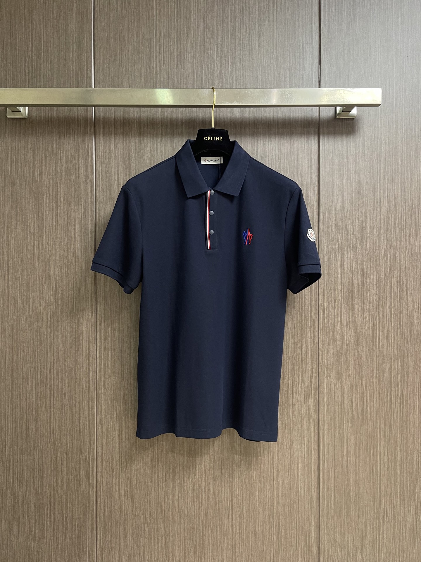 MONCLER 标识贴片棉质短袖Polo，这款MONCLER标识贴片POLO面料肌理饱满透气，触感干爽亲