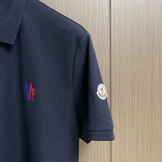 MONCLER 标识贴片棉质短袖Polo,这款MONCLER标识贴片POLO面料肌理饱满透气,触感干爽亲 MONCLER 标识贴片棉质短袖Polo,这款MONCLER标识贴片POLO面料肌理饱满透气,触感干爽亲