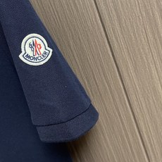 MONCLER 标识贴片棉质短袖Polo,这款MONCLER标识贴片POLO面料肌理饱满透气,触感干爽亲 MONCLER 标识贴片棉质短袖Polo,这款MONCLER标识贴片POLO面料肌理饱满透气,触感干爽亲