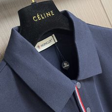 MONCLER 标识贴片棉质短袖Polo,这款MONCLER标识贴片POLO面料肌理饱满透气,触感干爽亲 MONCLER 标识贴片棉质短袖Polo,这款MONCLER标识贴片POLO面料肌理饱满透气,触感干爽亲