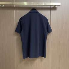 MONCLER 标识贴片棉质短袖Polo,这款MONCLER标识贴片POLO面料肌理饱满透气,触感干爽亲 MONCLER 标识贴片棉质短袖Polo,这款MONCLER标识贴片POLO面料肌理饱满透气,触感干爽亲