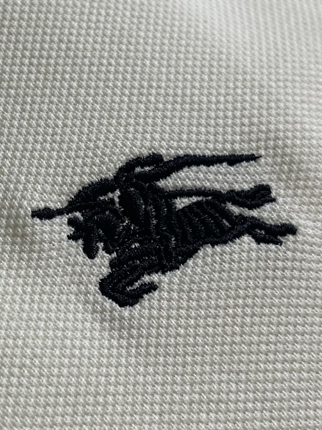 Burberry 经典款短袖Polo衫，面料色牢度，变型度，纯正度，好面料带给我们直观感受就是高级，舒适