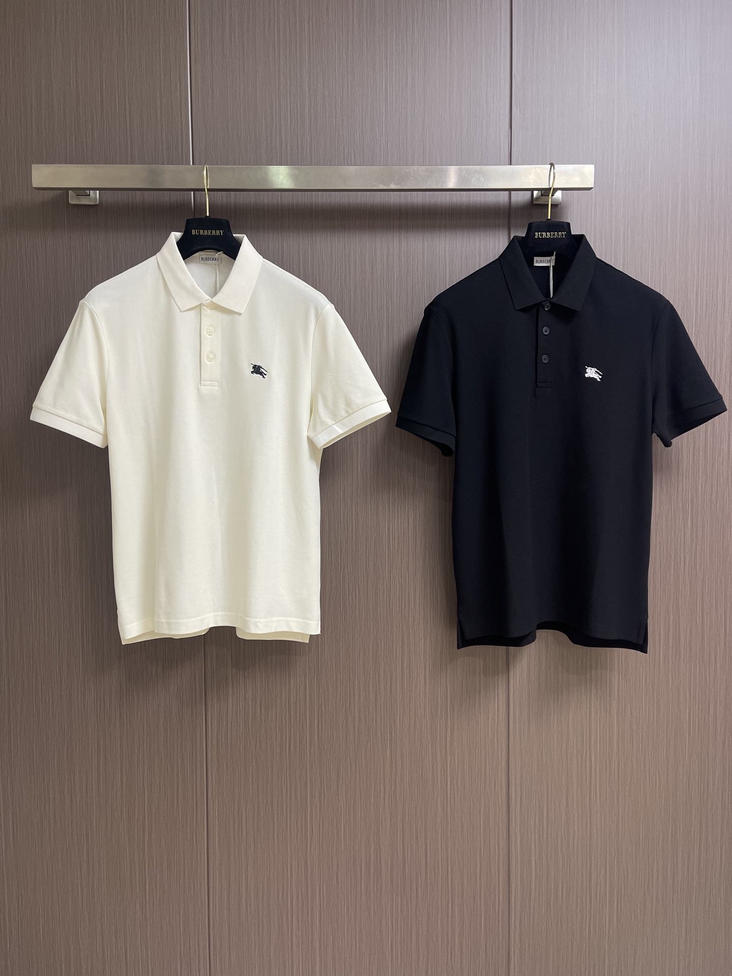 Burberry 经典款短袖Polo衫，面料色牢度，变型度，纯正度，好面料带给我们直观感受就是高级，舒适