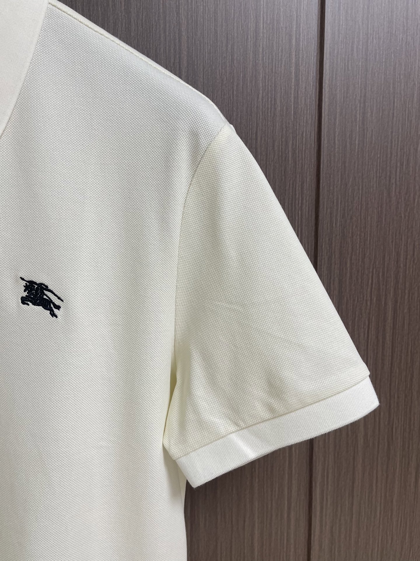 Burberry 经典款短袖Polo衫，面料色牢度，变型度，纯正度，好面料带给我们直观感受就是高级，舒适