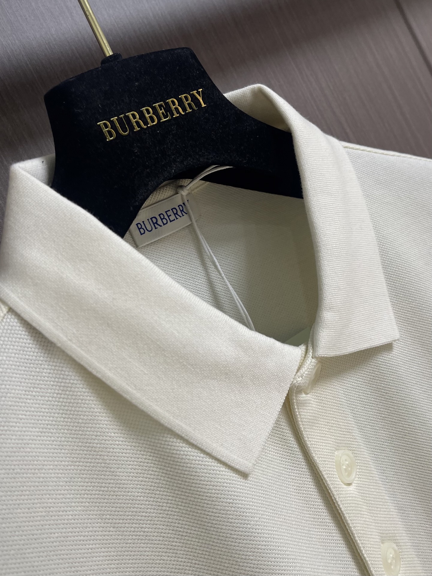 Burberry 经典款短袖Polo衫，面料色牢度，变型度，纯正度，好面料带给我们直观感受就是高级，舒适