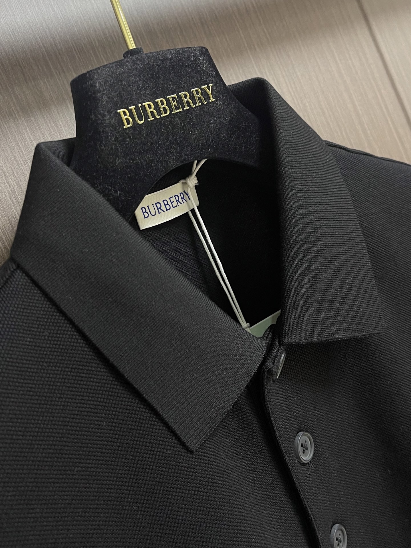 Burberry 经典款短袖Polo衫，面料色牢度，变型度，纯正度，好面料带给我们直观感受就是高级，舒适