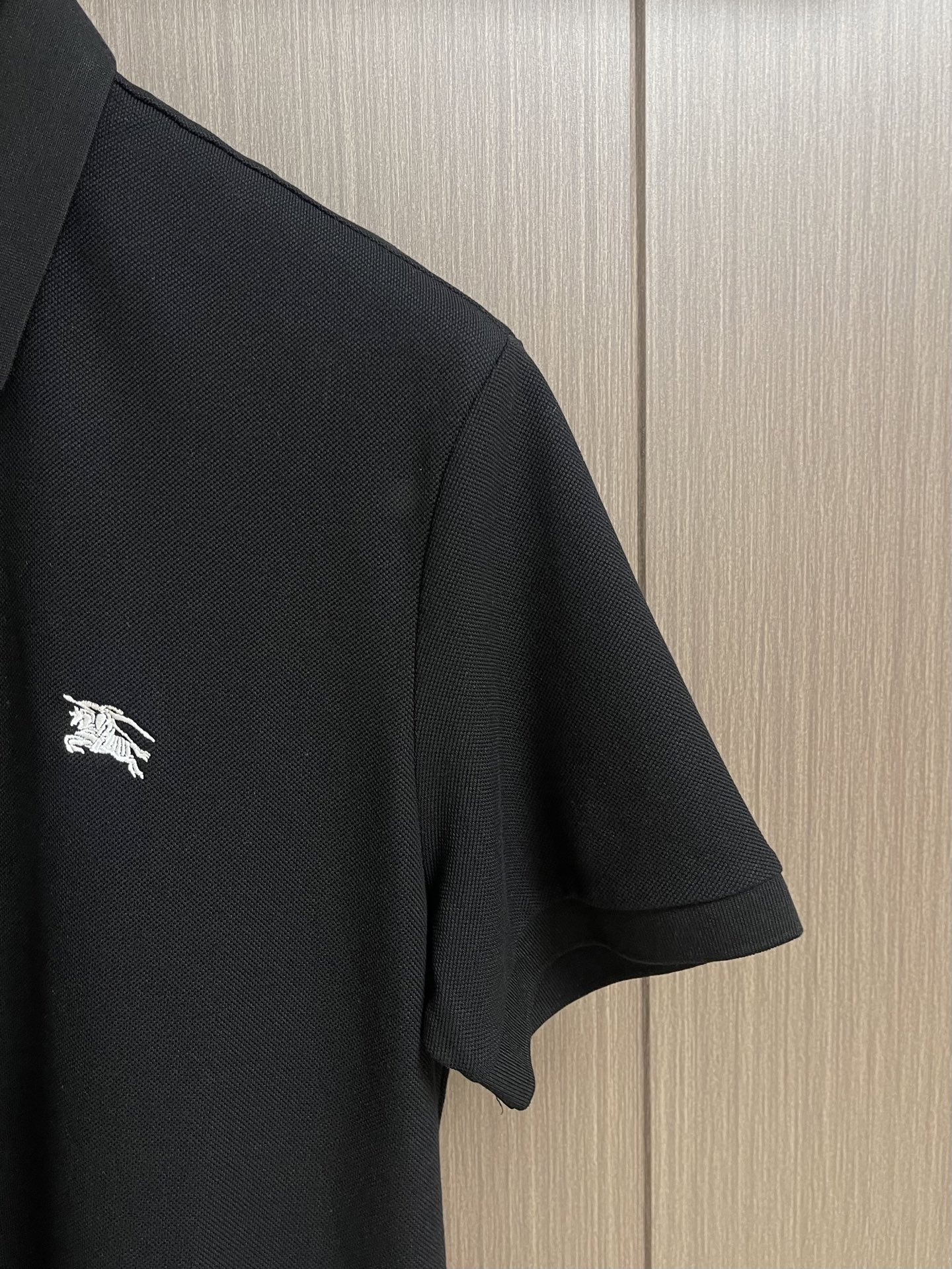 Burberry 经典款短袖Polo衫，面料色牢度，变型度，纯正度，好面料带给我们直观感受就是高级，舒适