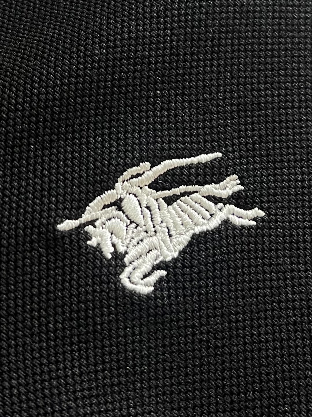 Burberry 经典款短袖Polo衫，面料色牢度，变型度，纯正度，好面料带给我们直观感受就是高级，舒适