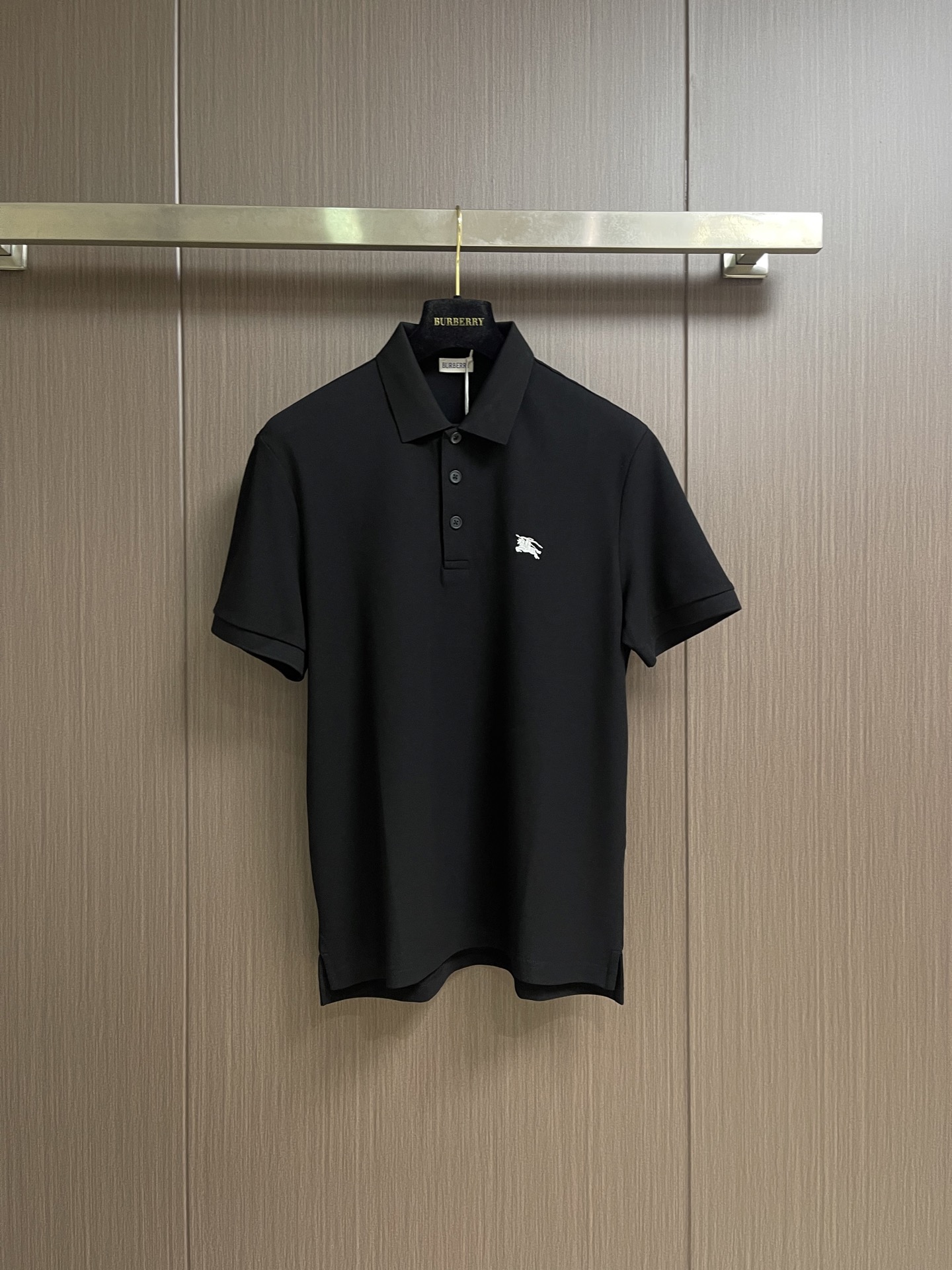 Burberry 经典款短袖Polo衫，面料色牢度，变型度，纯正度，好面料带给我们直观感受就是高级，舒适