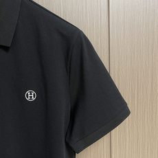 Hermes 标识刺绣短袖Polo衫,定制烟絮精纺珠棉,衣领以撞色马鞍针法勾勒利落轮廓,马术皮具的手工匠 Hermes 标识刺绣短袖Polo衫,定制烟絮精纺珠棉,衣领以撞色马鞍针法勾勒利落轮廓,马术皮具的手工匠
