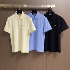 Hermes 标识刺绣短袖Polo衫,定制烟絮精纺珠棉,衣领以撞色马鞍针法勾勒利落轮廓,马术皮具的手工匠 Hermes 标识刺绣短袖Polo衫,定制烟絮精纺珠棉,衣领以撞色马鞍针法勾勒利落轮廓,马术皮具的手工匠