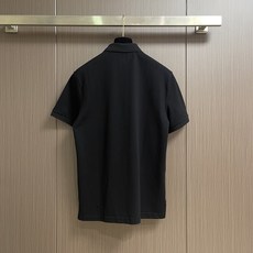 Hermes 标识刺绣短袖Polo衫,定制烟絮精纺珠棉,衣领以撞色马鞍针法勾勒利落轮廓,马术皮具的手工匠 Hermes 标识刺绣短袖Polo衫,定制烟絮精纺珠棉,衣领以撞色马鞍针法勾勒利落轮廓,马术皮具的手工匠