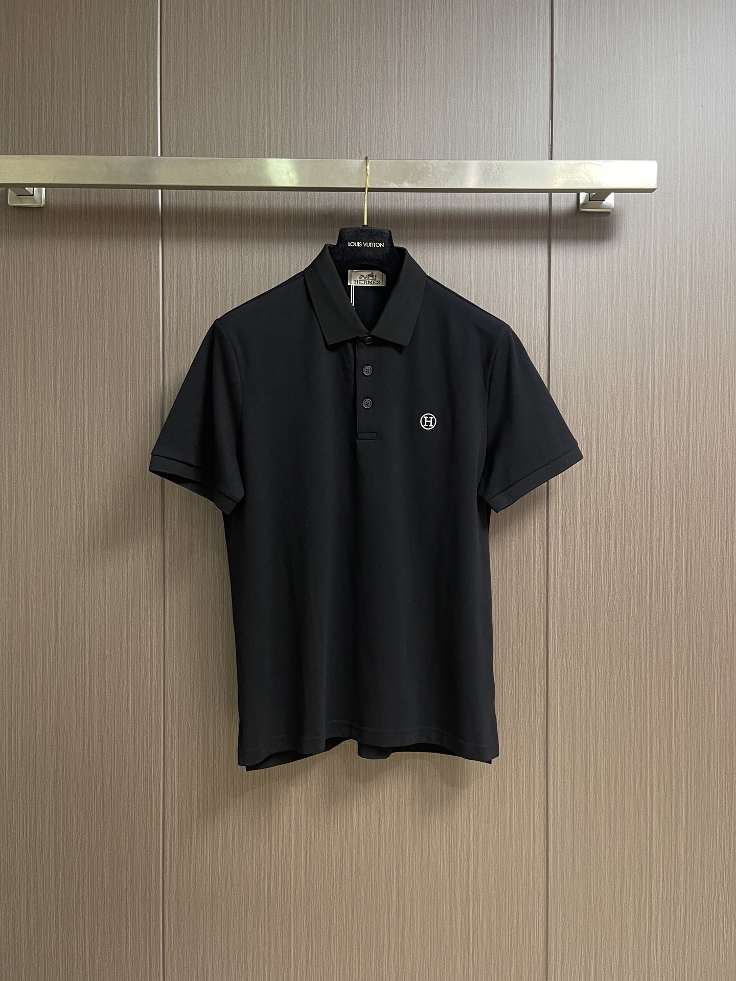 Hermes 标识刺绣短袖Polo衫，定制烟絮精纺珠棉，衣领以撞色马鞍针法勾勒利落轮廓，马术皮具的手工匠