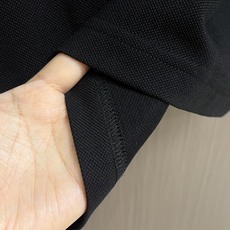 Hermes 标识刺绣短袖Polo衫,定制烟絮精纺珠棉,衣领以撞色马鞍针法勾勒利落轮廓,马术皮具的手工匠 Hermes 标识刺绣短袖Polo衫,定制烟絮精纺珠棉,衣领以撞色马鞍针法勾勒利落轮廓,马术皮具的手工匠