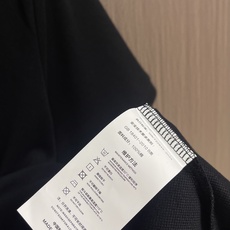 Hermes 标识刺绣短袖Polo衫,定制烟絮精纺珠棉,衣领以撞色马鞍针法勾勒利落轮廓,马术皮具的手工匠 Hermes 标识刺绣短袖Polo衫,定制烟絮精纺珠棉,衣领以撞色马鞍针法勾勒利落轮廓,马术皮具的手工匠