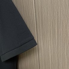Hermes 标识刺绣短袖Polo衫,定制烟絮精纺珠棉,衣领以撞色马鞍针法勾勒利落轮廓,马术皮具的手工匠 Hermes 标识刺绣短袖Polo衫,定制烟絮精纺珠棉,衣领以撞色马鞍针法勾勒利落轮廓,马术皮具的手工匠