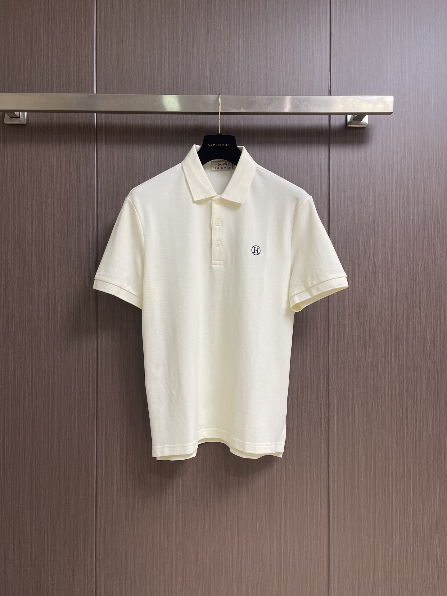 Hermes 标识刺绣短袖Polo衫，定制烟絮精纺珠棉，衣领以撞色马鞍针法勾勒利落轮廓，马术皮具的手工匠