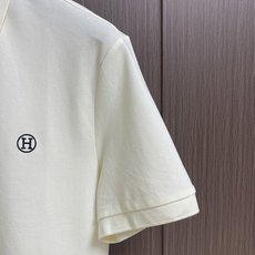 Hermes 标识刺绣短袖Polo衫,定制烟絮精纺珠棉,衣领以撞色马鞍针法勾勒利落轮廓,马术皮具的手工匠 Hermes 标识刺绣短袖Polo衫,定制烟絮精纺珠棉,衣领以撞色马鞍针法勾勒利落轮廓,马术皮具的手工匠
