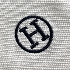 Hermes 标识刺绣短袖Polo衫,定制烟絮精纺珠棉,衣领以撞色马鞍针法勾勒利落轮廓,马术皮具的手工匠 Hermes 标识刺绣短袖Polo衫,定制烟絮精纺珠棉,衣领以撞色马鞍针法勾勒利落轮廓,马术皮具的手工匠