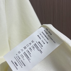 Hermes 标识刺绣短袖Polo衫,定制烟絮精纺珠棉,衣领以撞色马鞍针法勾勒利落轮廓,马术皮具的手工匠 Hermes 标识刺绣短袖Polo衫,定制烟絮精纺珠棉,衣领以撞色马鞍针法勾勒利落轮廓,马术皮具的手工匠