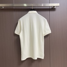 Hermes 标识刺绣短袖Polo衫,定制烟絮精纺珠棉,衣领以撞色马鞍针法勾勒利落轮廓,马术皮具的手工匠 Hermes 标识刺绣短袖Polo衫,定制烟絮精纺珠棉,衣领以撞色马鞍针法勾勒利落轮廓,马术皮具的手工匠