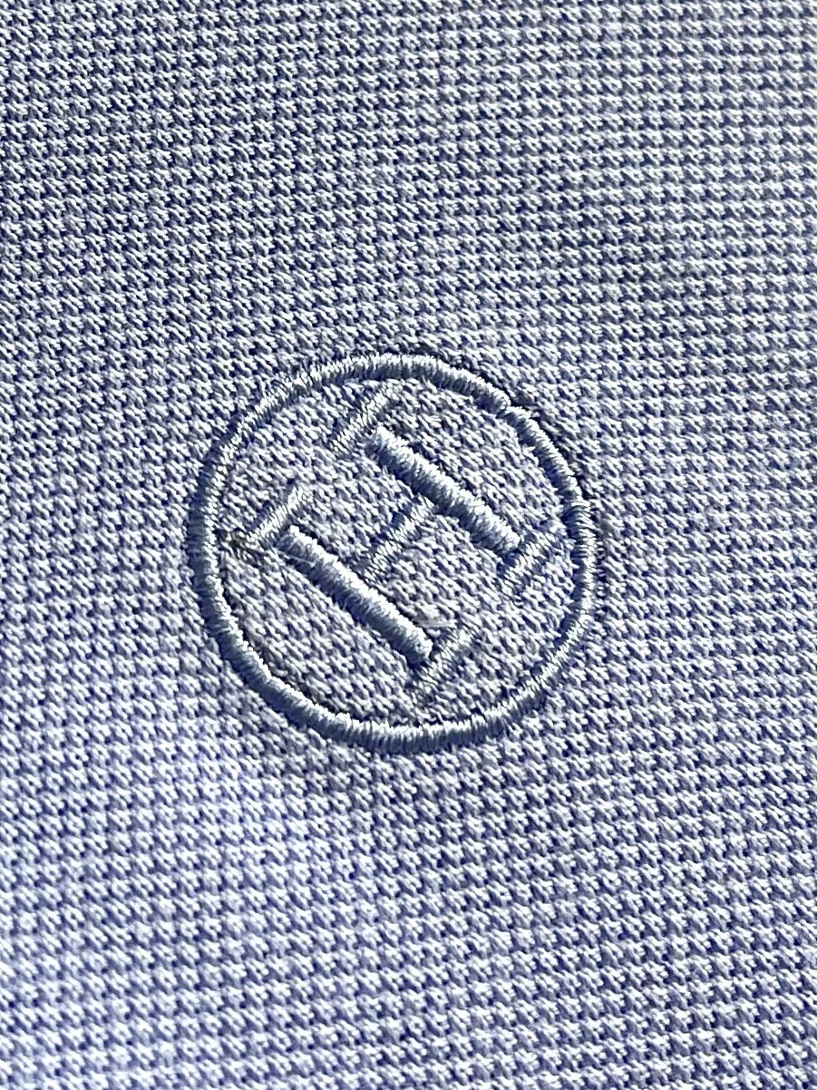 Hermes 标识刺绣短袖Polo衫，定制烟絮精纺珠棉，衣领以撞色马鞍针法勾勒利落轮廓，马术皮具的手工匠