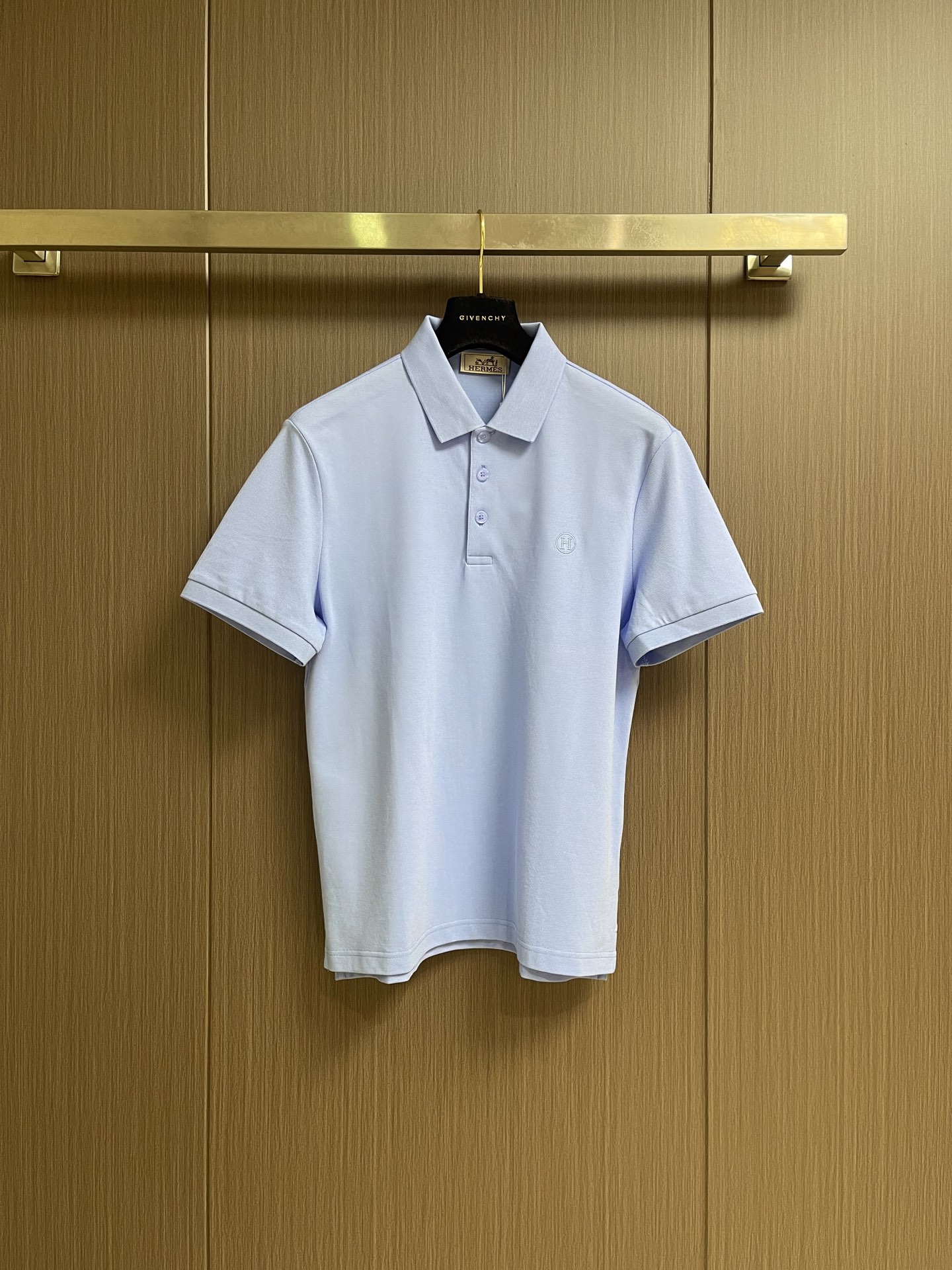 Hermes 标识刺绣短袖Polo衫，定制烟絮精纺珠棉，衣领以撞色马鞍针法勾勒利落轮廓，马术皮具的手工匠