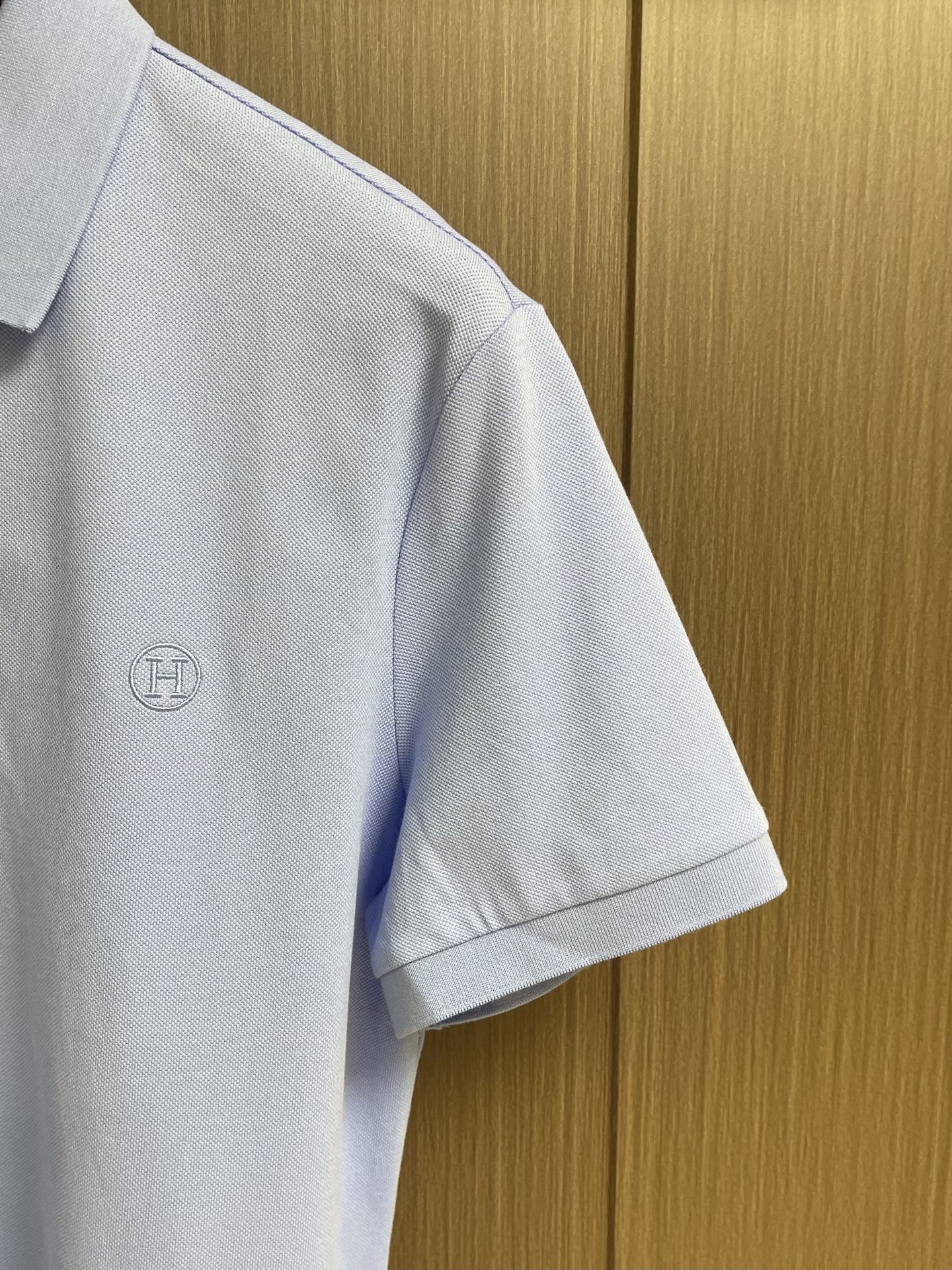 Hermes 标识刺绣短袖Polo衫，定制烟絮精纺珠棉，衣领以撞色马鞍针法勾勒利落轮廓，马术皮具的手工匠