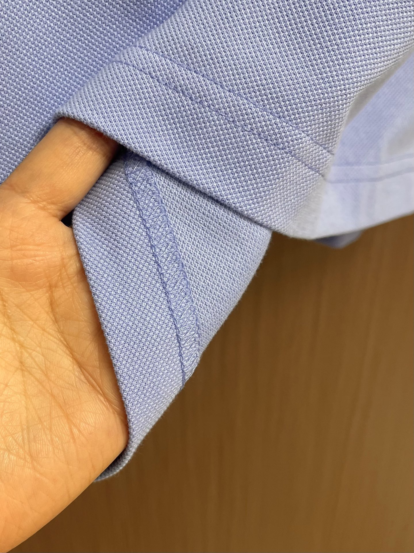 Hermes 标识刺绣短袖Polo衫，定制烟絮精纺珠棉，衣领以撞色马鞍针法勾勒利落轮廓，马术皮具的手工匠