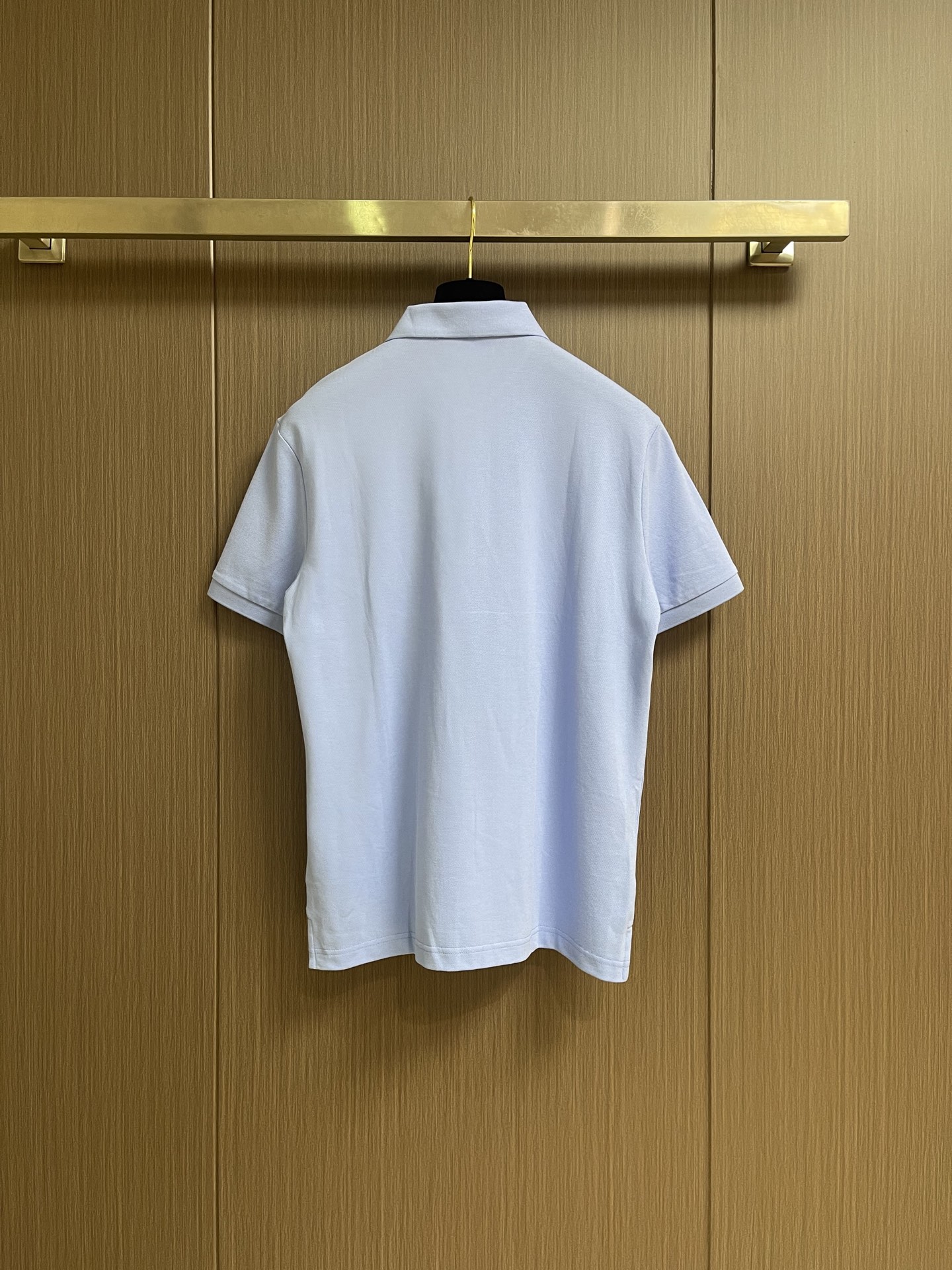 Hermes 标识刺绣短袖Polo衫，定制烟絮精纺珠棉，衣领以撞色马鞍针法勾勒利落轮廓，马术皮具的手工匠