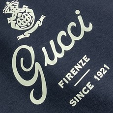 Gucci 字母logo标识圆领短袖T恤,以其独特的工艺与时尚设计,成为夏日衣橱中的亮点。这款短袖采用优 Gucci 字母logo标识圆领短袖T恤,以其独特的工艺与时尚设计,成为夏日衣橱中的亮点。这款短袖采用优