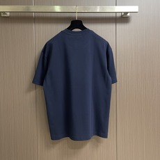 Gucci 字母logo标识圆领短袖T恤,以其独特的工艺与时尚设计,成为夏日衣橱中的亮点。这款短袖采用优 Gucci 字母logo标识圆领短袖T恤,以其独特的工艺与时尚设计,成为夏日衣橱中的亮点。这款短袖采用优